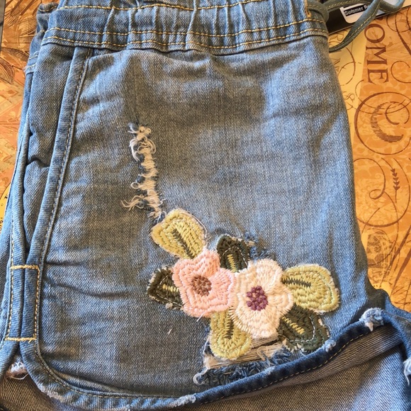 Romeo & Juliet Couture Denim Shorts. S - Picture 4 of 7